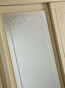 Collezione Armadi_modello Fiesole_dettaglio decoro specchio esterno