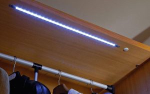 Collezione Componibile_dettaglio striscia LED ad incasso su cappello o ripiano