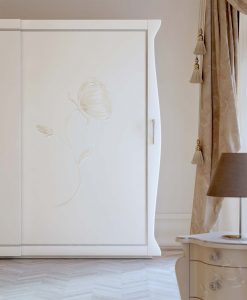 Collezione Classica_La Nouvelle Vie_dettaglio armadio modello Kevin laccato bianco opaco con fiore